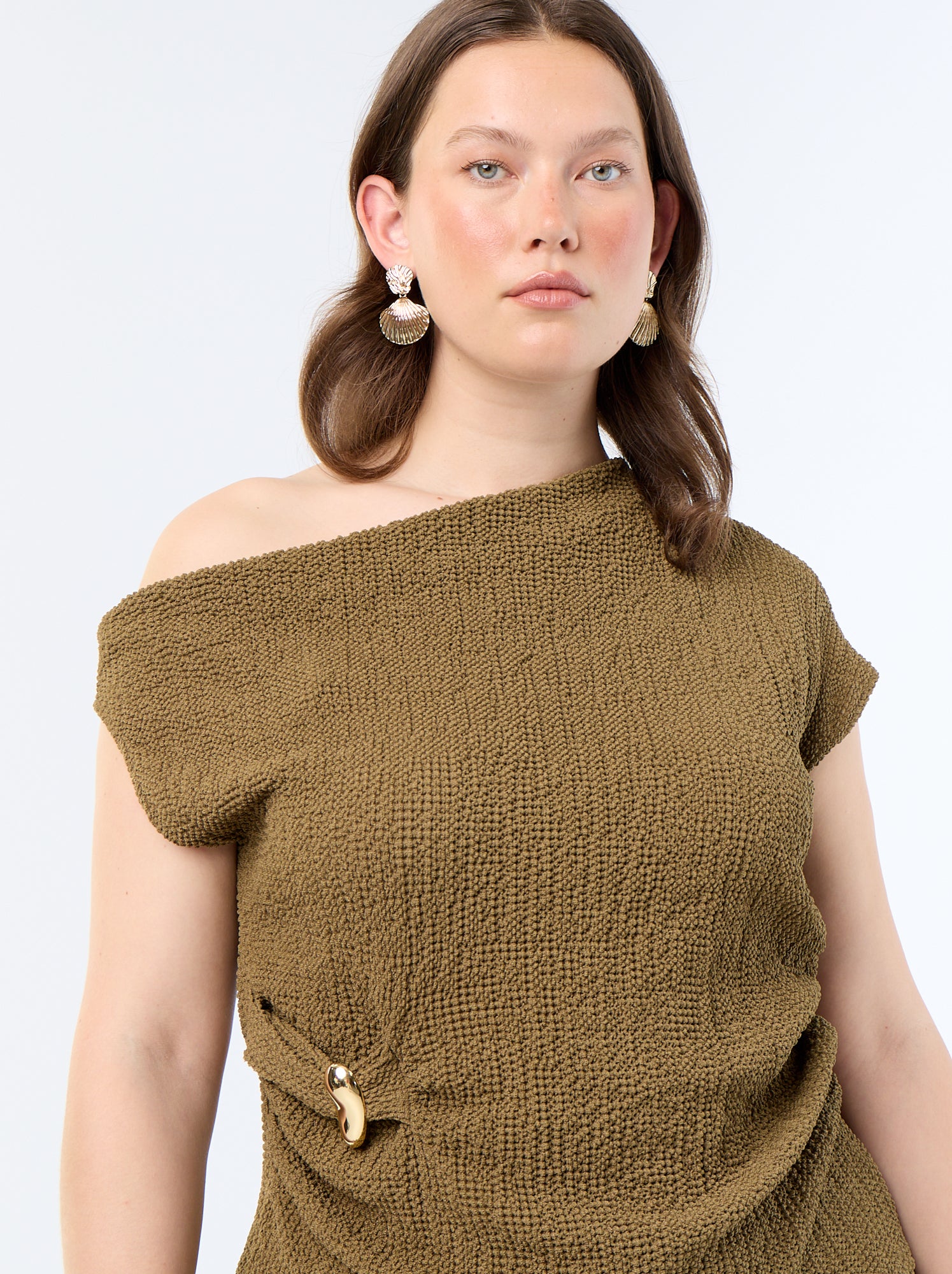 Top asymétrique en maille crinkle avec bijou doré - Kaki