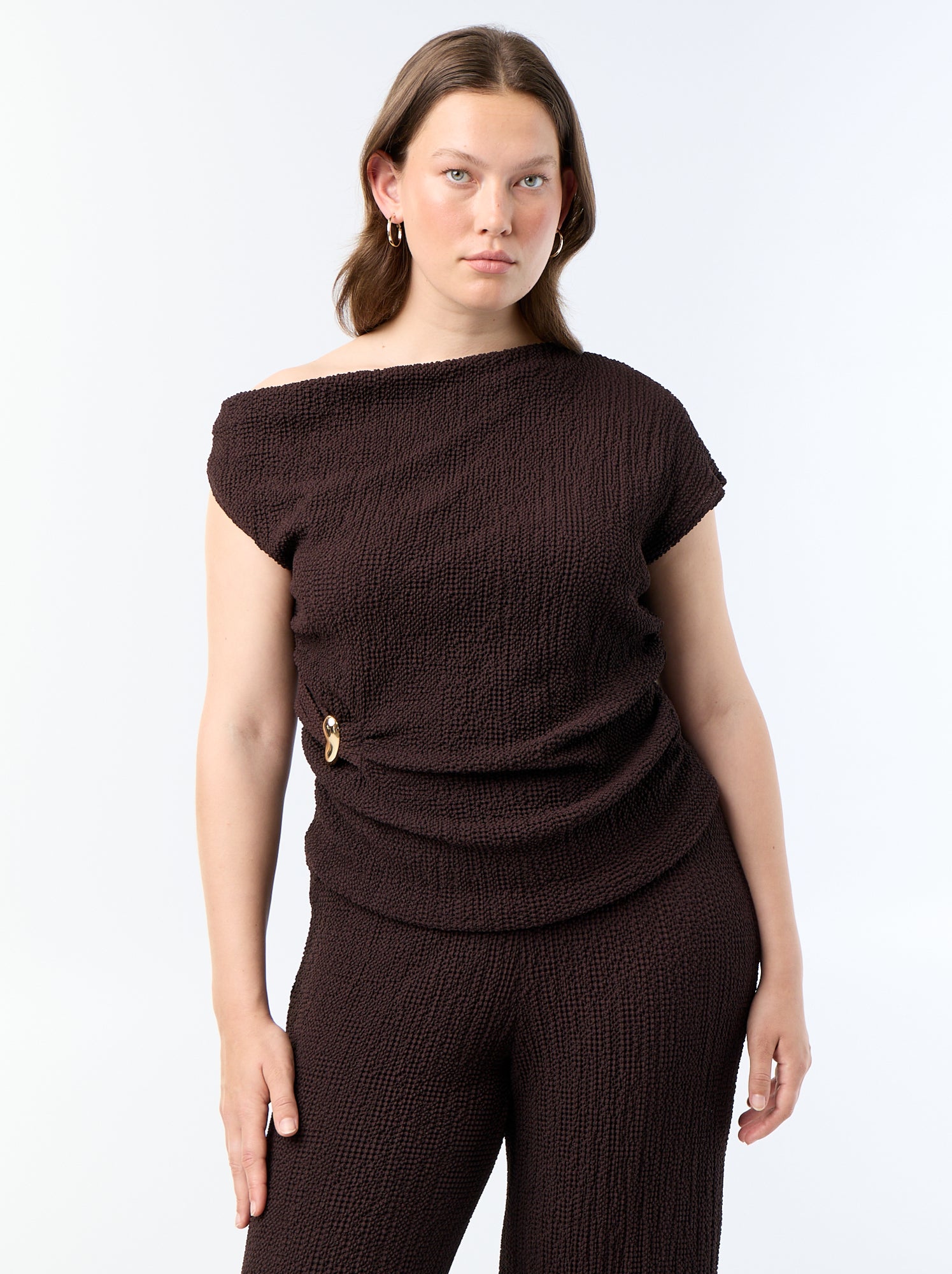 Top asymétrique en maille crinkle avec bijou doré - Marron