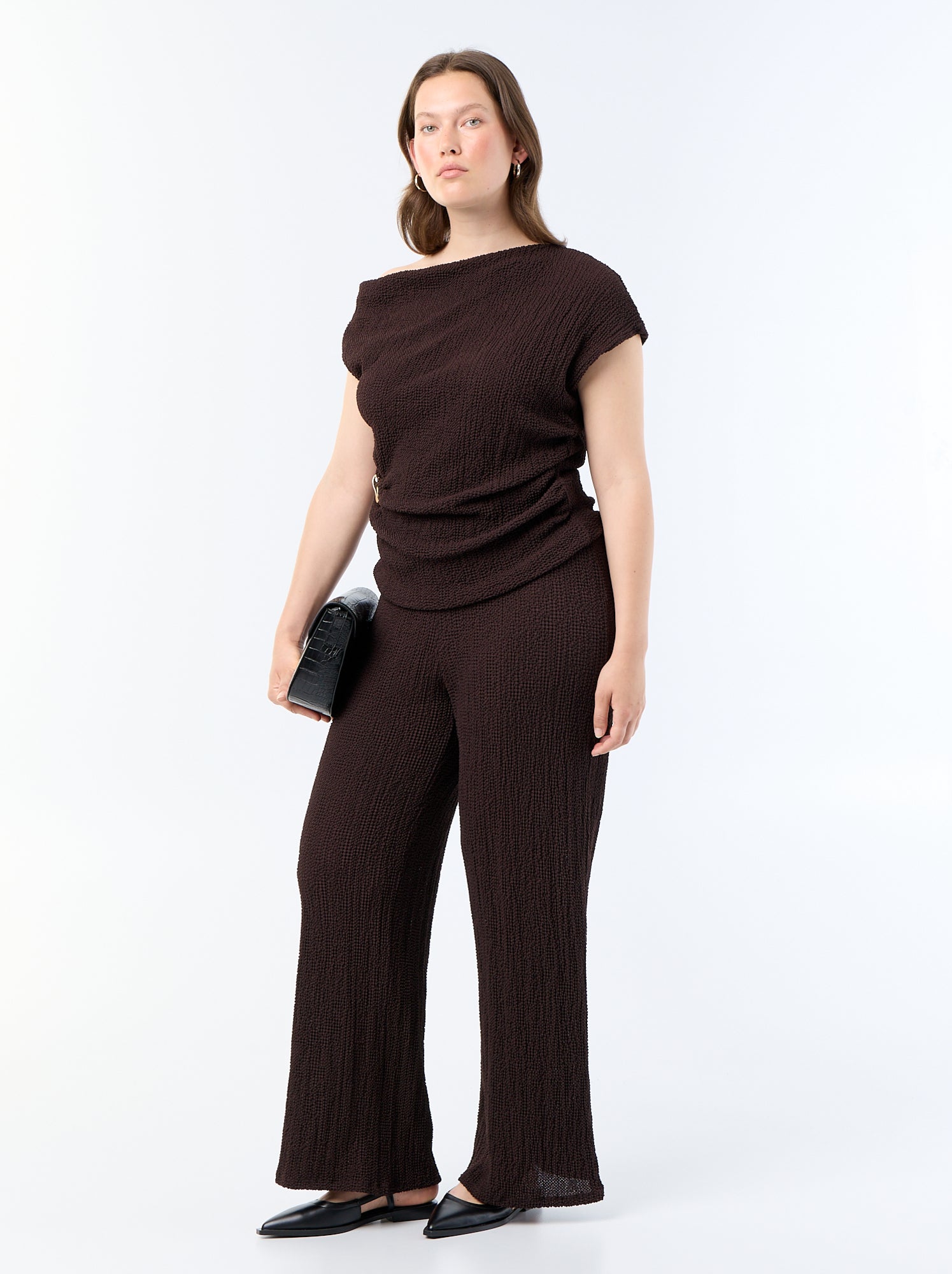 Top asymétrique en maille crinkle avec bijou doré - Marron