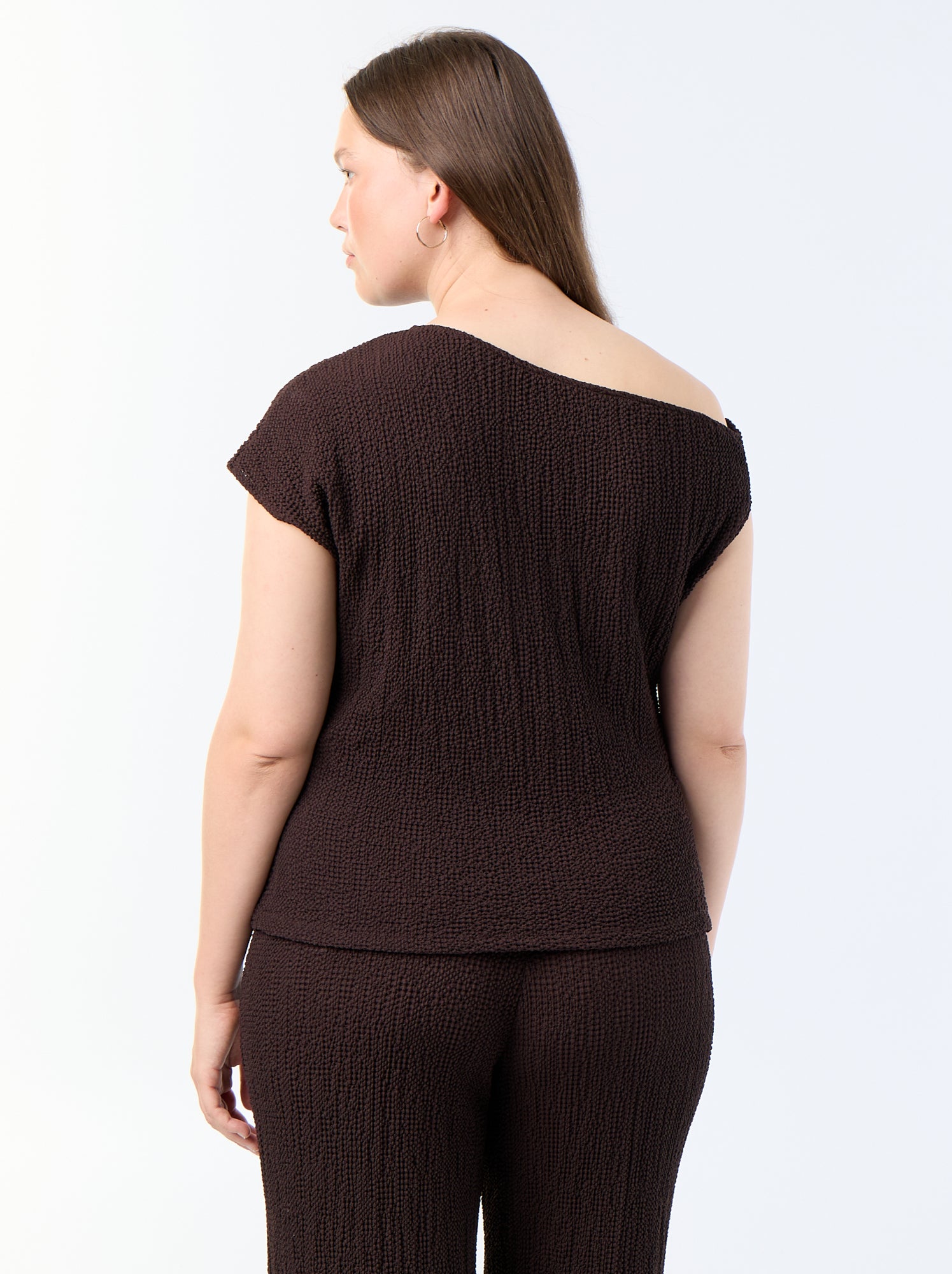 Top asymétrique en maille crinkle avec bijou doré - Marron