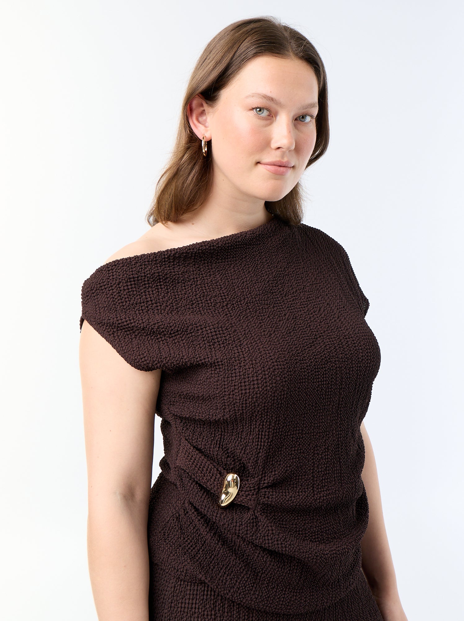 Top asymétrique en maille crinkle avec bijou doré - Marron
