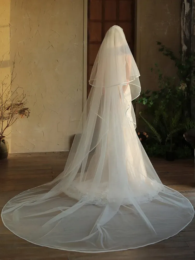 The Main Wedding Dress Is A Long White Double-layered 3-meter-long Train Voluminous Bridal Veil That Covers The Face