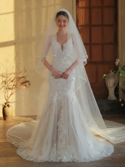 The Main Wedding Dress Is A Long White Double-layered 3-meter-long Train Voluminous Bridal Veil That Covers The Face