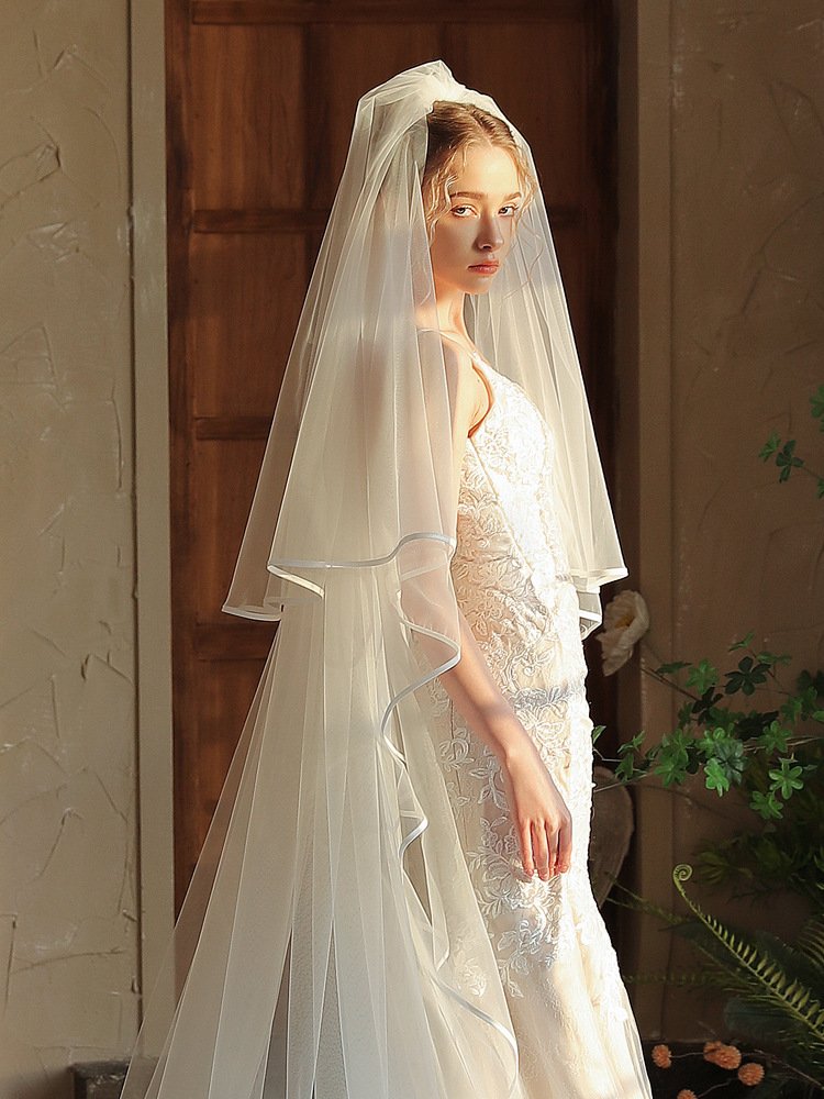 The Main Wedding Dress Is A Long White Double-layered 3-meter-long Train Voluminous Bridal Veil That Covers The Face