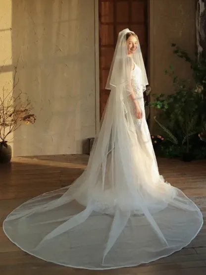 The Main Wedding Dress Is A Long White Double-layered 3-meter-long Train Voluminous Bridal Veil That Covers The Face
