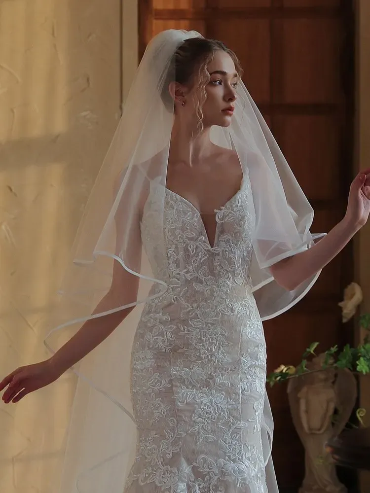 The Main Wedding Dress Is A Long White Double-layered 3-meter-long Train Voluminous Bridal Veil That Covers The Face