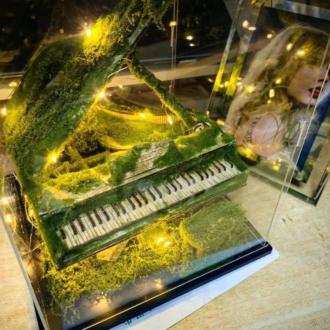 TS Eras Tour “Champagne Problems” Light-Up Moss Piano Model