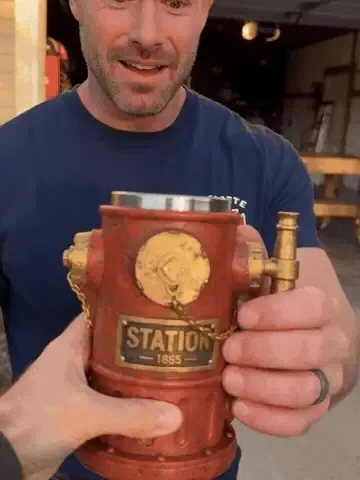 Det faktiske brandhanekrus fyldes med kaffe og holdes til at drikke af