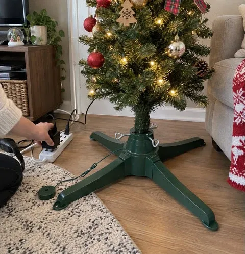 Tilsluttet juletræsfod i en lille lejligheds stue