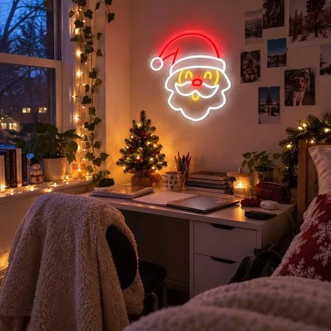 Uformelt mobilfoto af et teenagerskrivebord med lysende julemandsvæglys