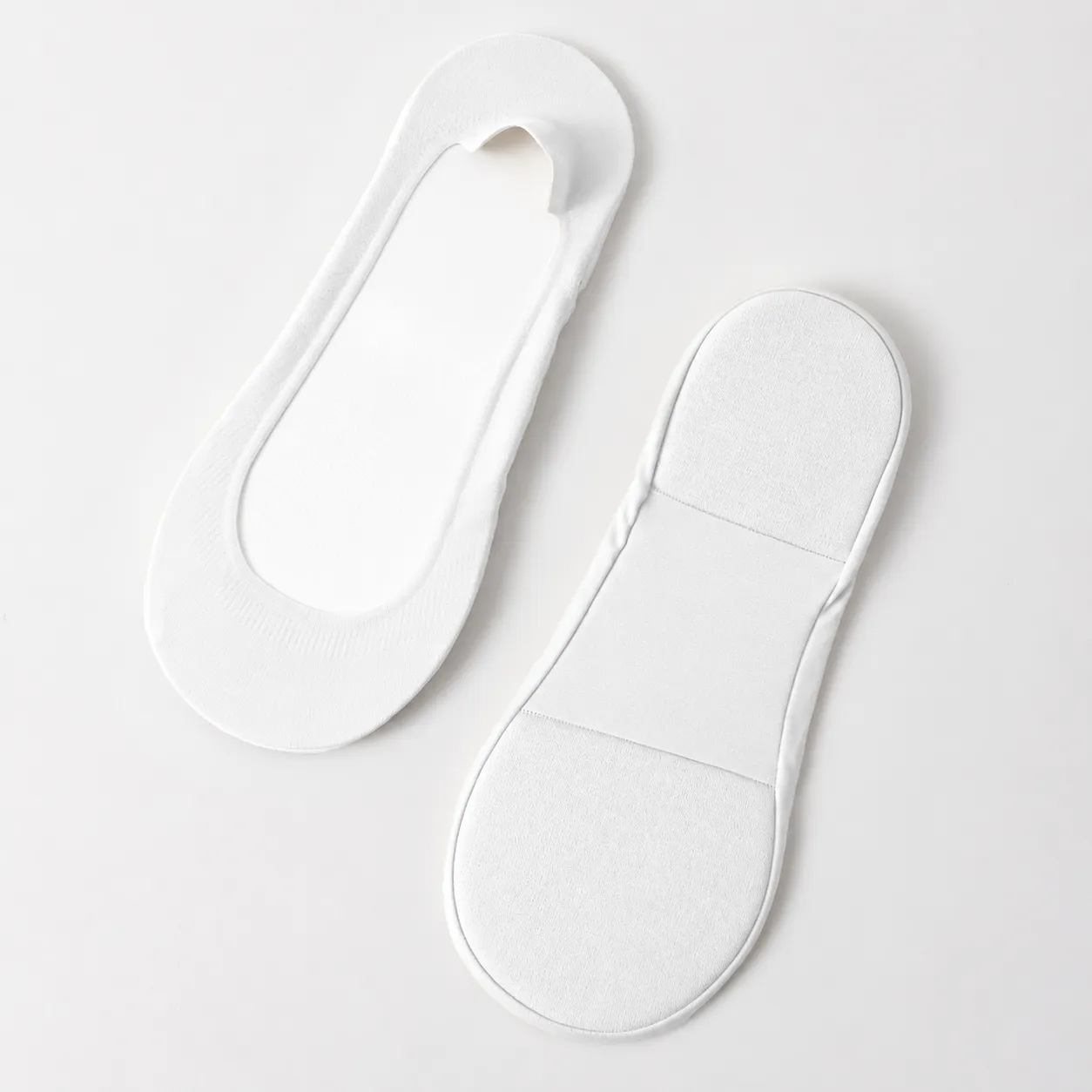 One pair of white low-cut cushioned no-show socks
