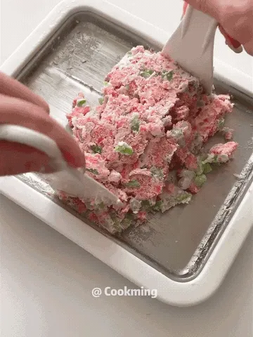 Manual frozen dessert tray in action
