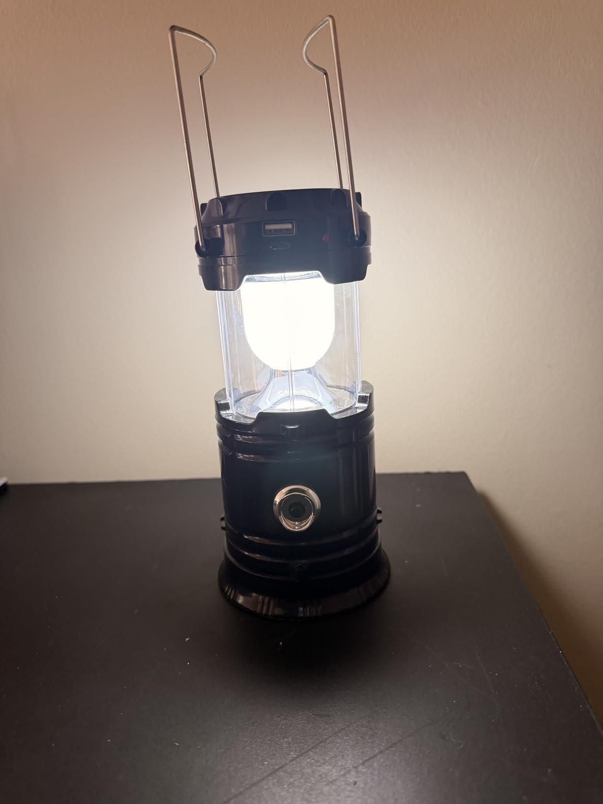 Linterna LED recargable con panel solar, potente y muy pr&aacute;ctica