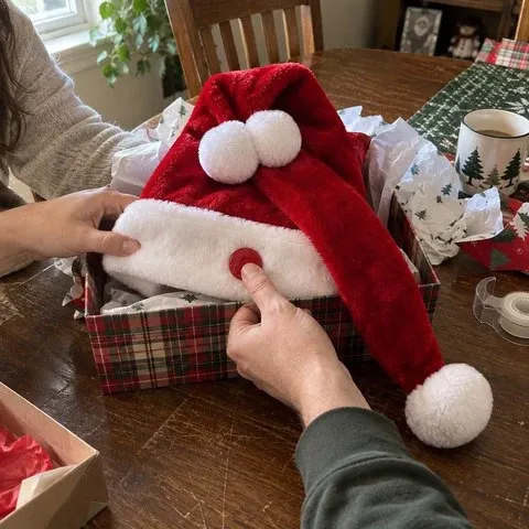 Lustige Weihnachtsmütze mit Druckmechanismus als interaktives Scherzgeschenk – Produktabbildung