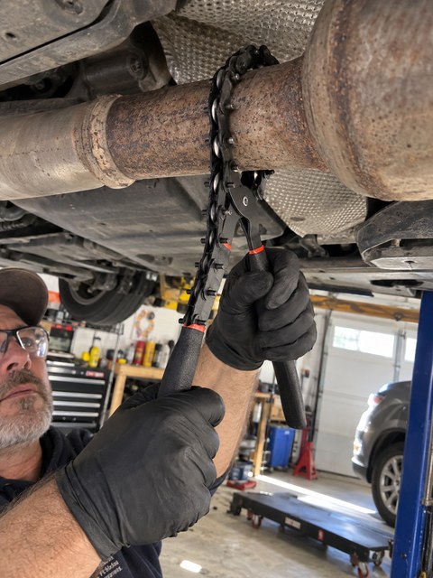 Garage exhaust repair using a chain-style pipe cutter