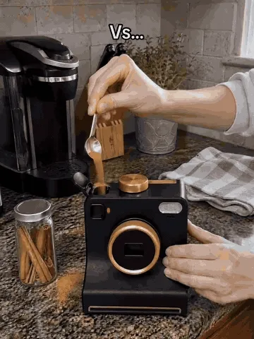 Mechanische koffiekunstcamera met één druk in gebruik