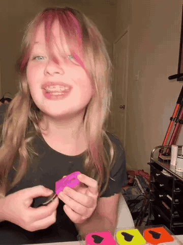 Animated demonstration of temporary hair chalk color and result