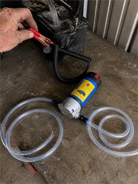 Connecting the oil extractor pump to a vehicle battery