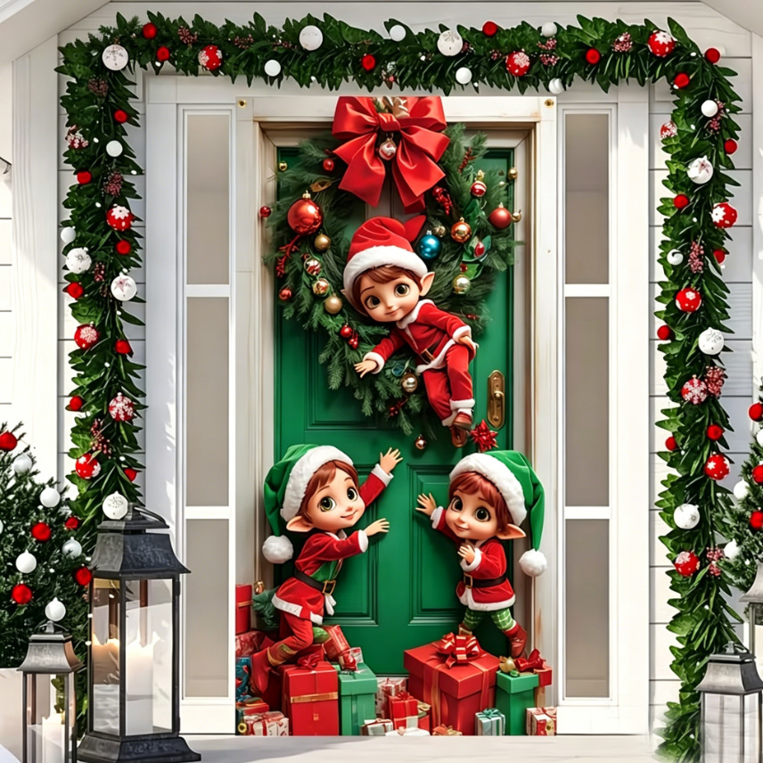 Drei Weihnachtselfen beim Dekorieren einer grünen Tür mit Girlande und Geschenken