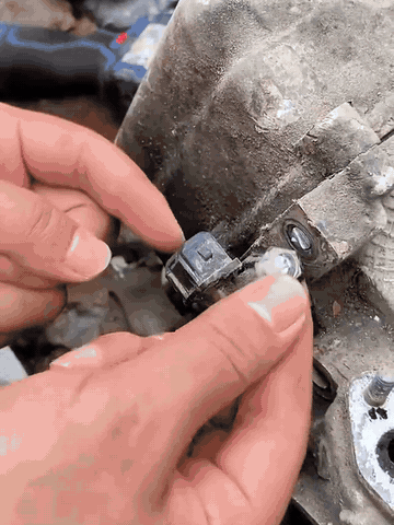 Animated demonstration of a double-ended extractor removing a damaged screw