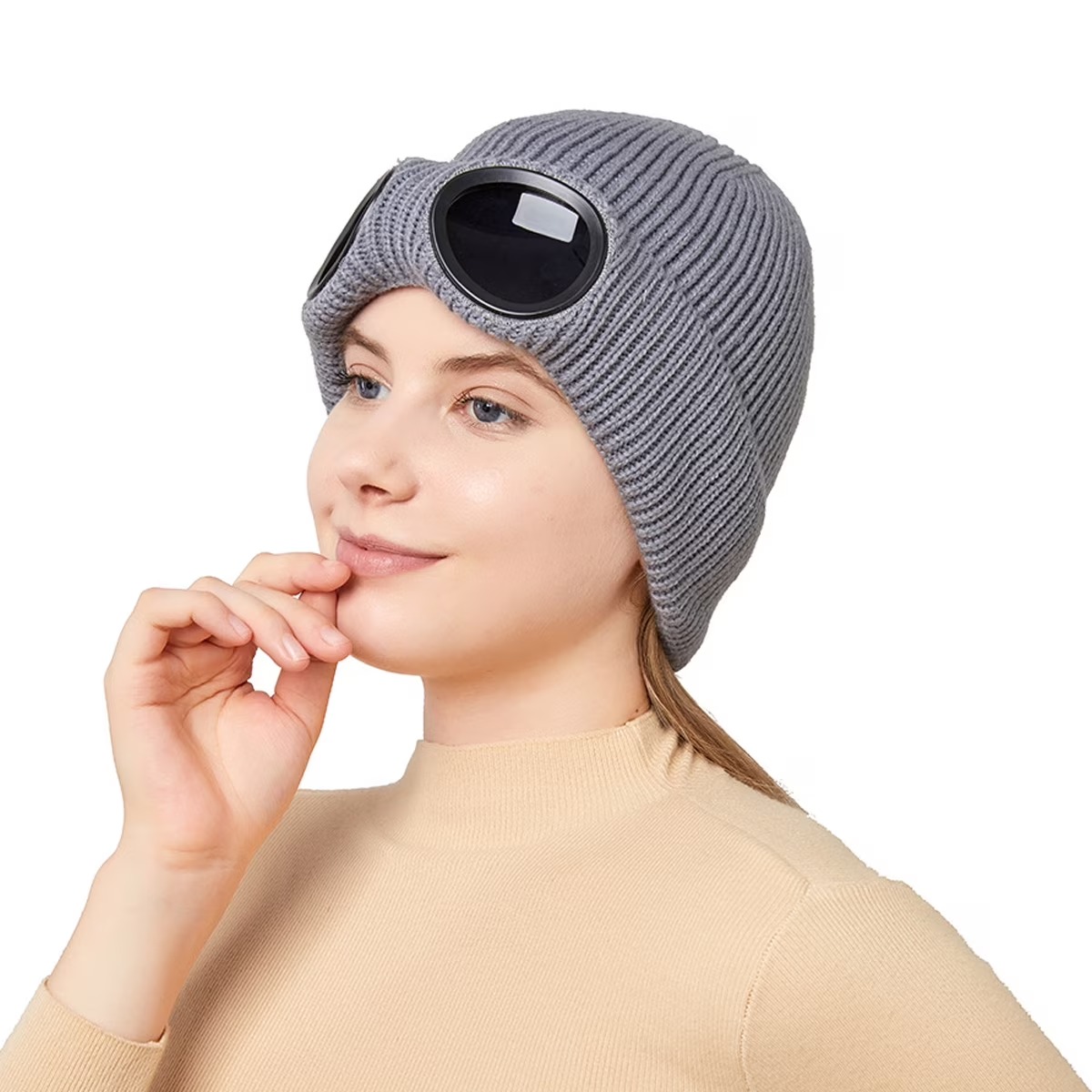 Grijze muts met brillendetail gedragen bij een casual outfit