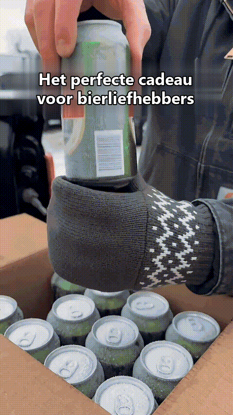 Een volwassene schuift een drankblikje in de gebreide bierwant