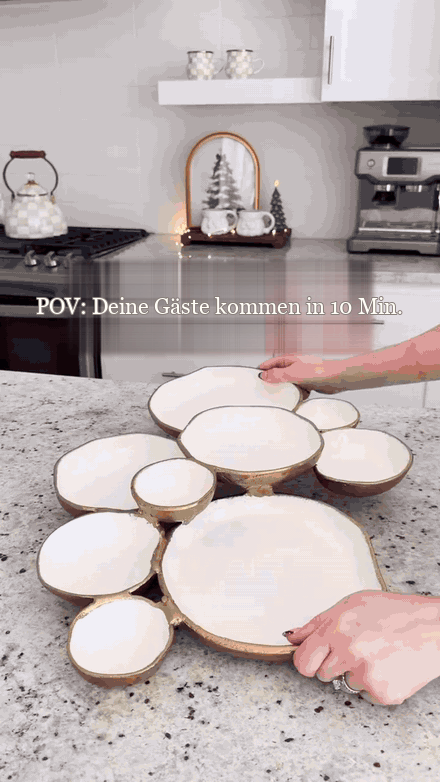 Neun verbundene Schalen werden für spontanes weihnachtliches Bewirten gefüllt