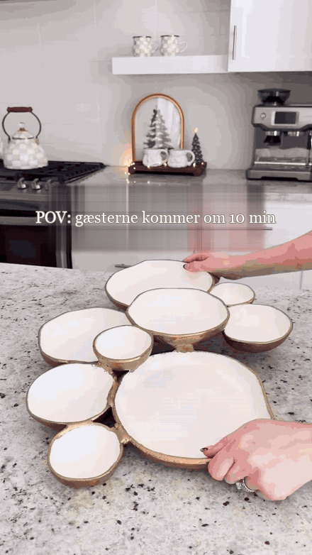 Ni sammenhængende skåle fyldes til hurtig juleservering