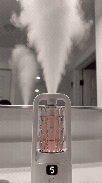 Automatic aroma diffuser producing a visible fine mist