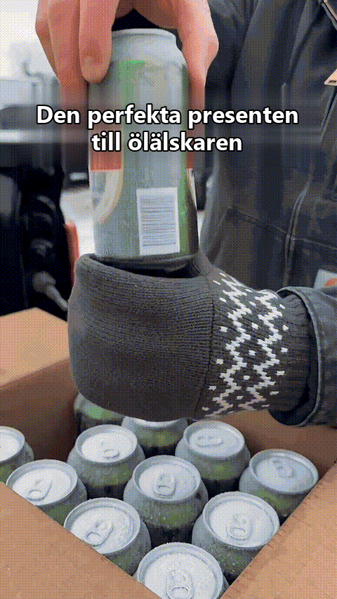 En vuxen person sätter en dryckesburk i den stickade ölvanten