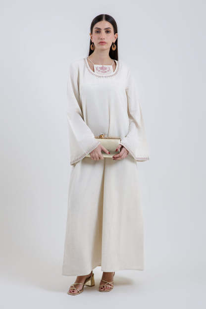 فستان ماكسي بتطريز عند الياقة