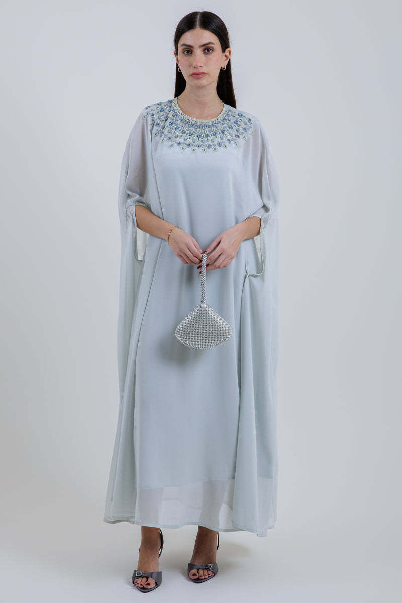 فستان ماكسي بكاب متصل وتطريز عند الياقة