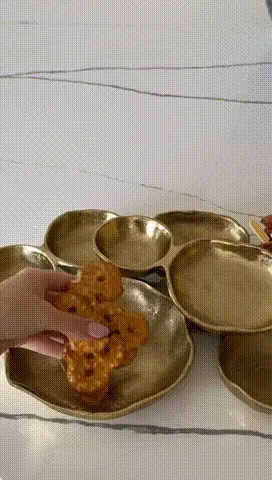 Original animation showing the golden nine-bowl serving centerpiece being filled