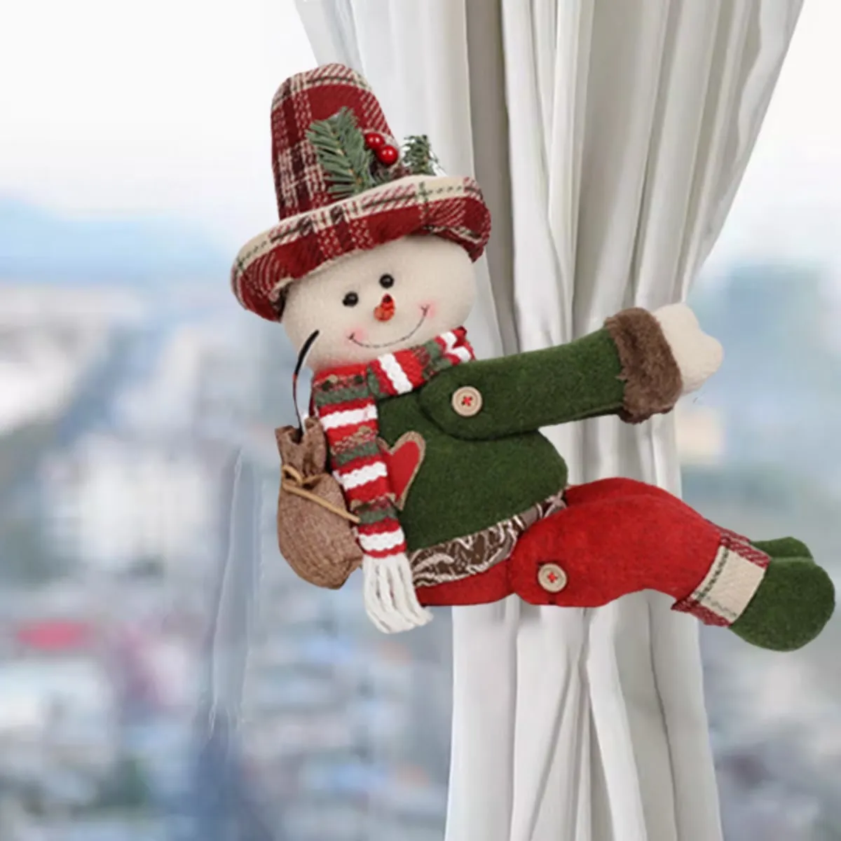Weihnachtlicher Schneemann um einen Vorhang gelegt