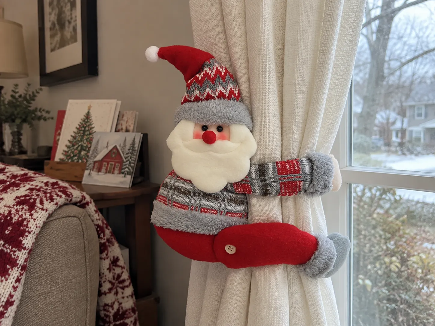 Weihnachtsmann mit Karomuster hält einen Wohnzimmervorhang zurück