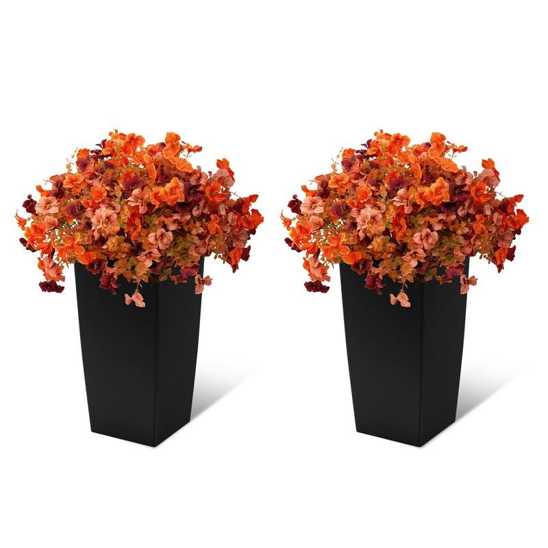Komplettes Set mit zwei Pflanzgefäßen und sechs Blumenbündeln