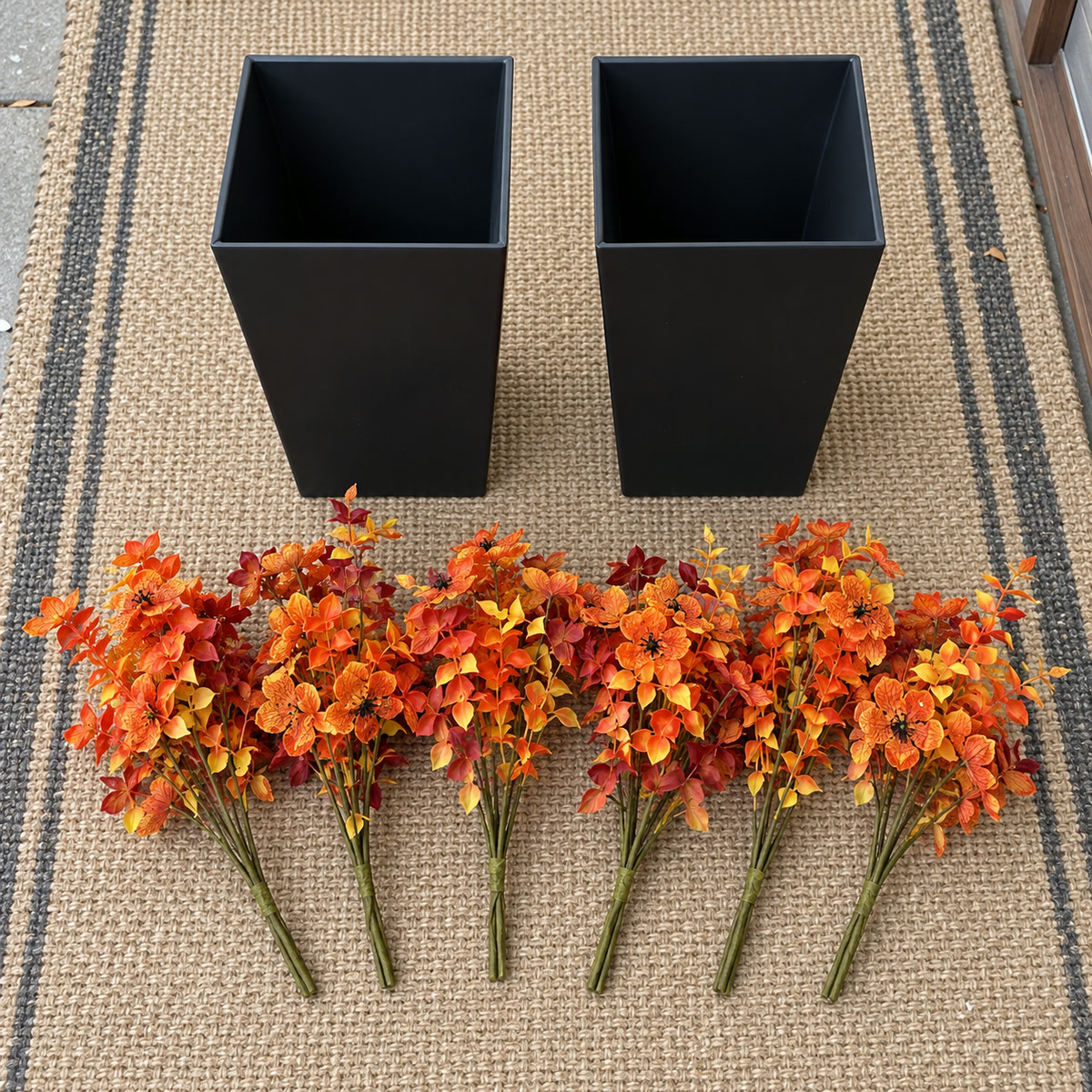 Lieferumfang mit zwei Pflanzgefäßen und sechs Blumenbündeln