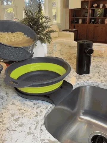 Animated demonstration of the collapsible colander and self-draining base in use