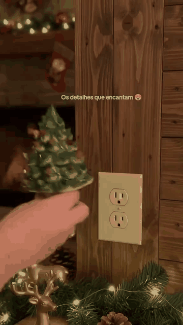 Vintage-Keramik-Weihnachtsbaum als Steckdosen-Nachtlicht – Produktabbildung