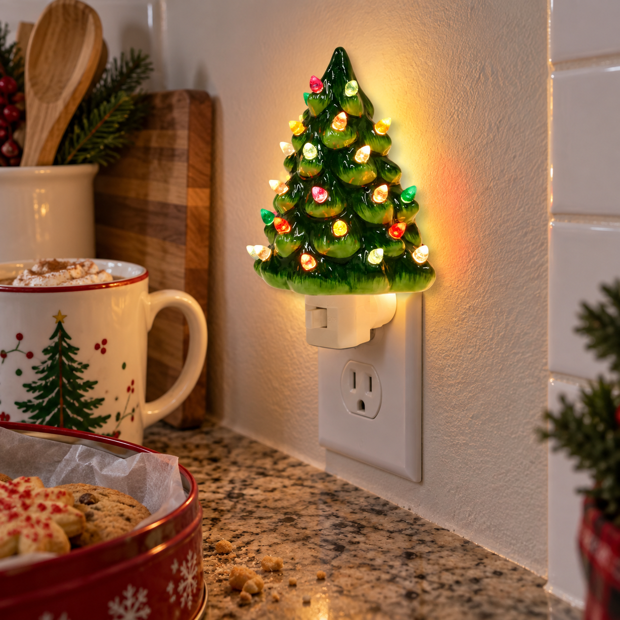 Vintage-Keramik-Weihnachtsbaum als Steckdosen-Nachtlicht – Produktabbildung