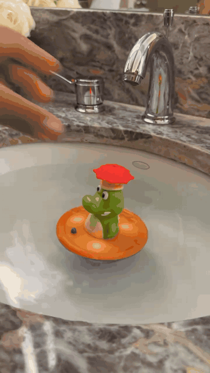 Crocodile fountain toy floating and spraying water
