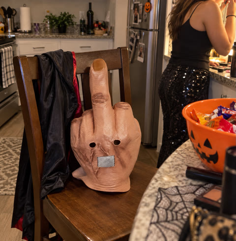 Maske klar med et Halloween-kostume derhjemme