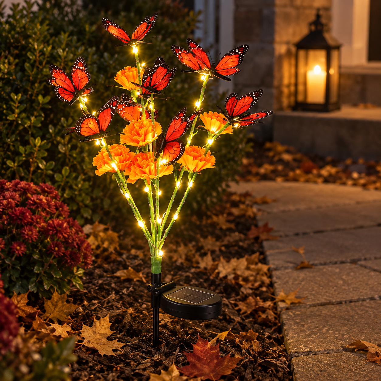 Solarleuchte mit Tagetes und Schmetterling leuchtet neben einem Herbstweg