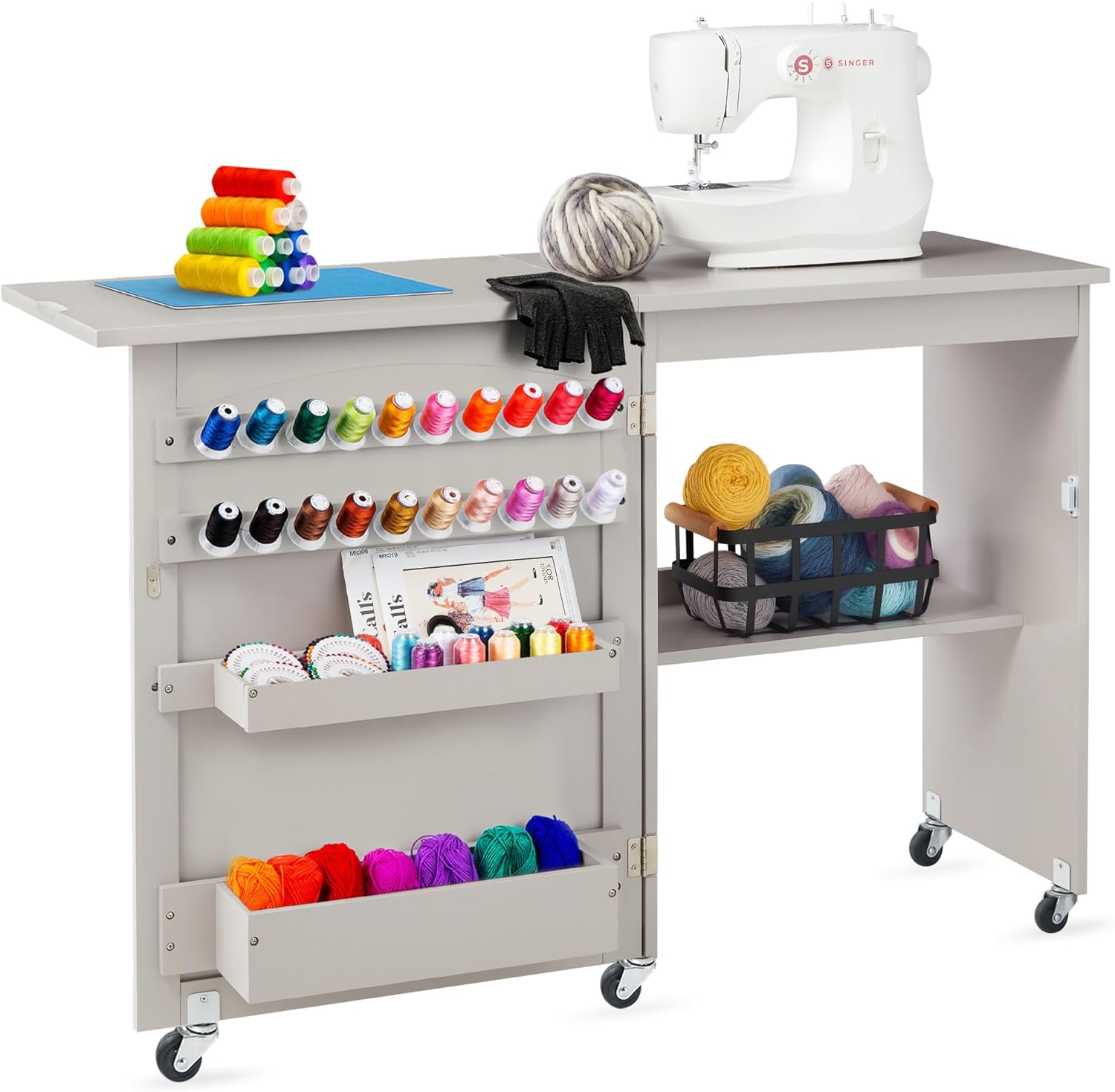Best Choice Products - Mesa de coser plegable multiusos, estación de manualidades, diseño compacto, ruedas, estantes, almacenamiento, clavijas, puertas magnéticas, pomos de puerta de metal, blanca
