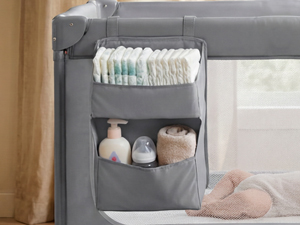 Cuna ESQUIMALITO con amplio organizador lateral. Ten pañales y artículos de tu bebé siempre a mano.