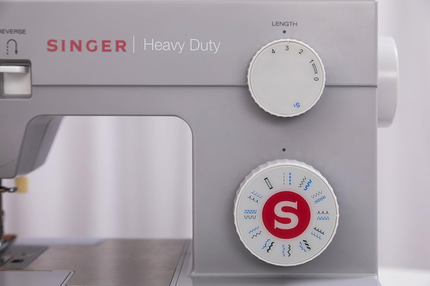 Máquina de coser SINGER 4423, gris