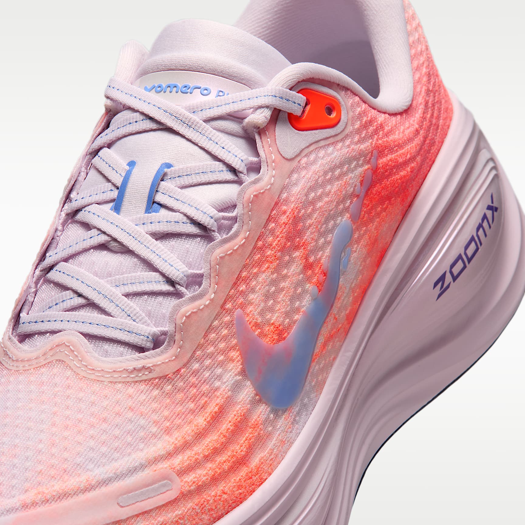 Nike Vomero Plus Straßenlaufschuh (Damen) – Bleached Lilac/Hyper Crimson/Sunset Haze/Royal Pulse