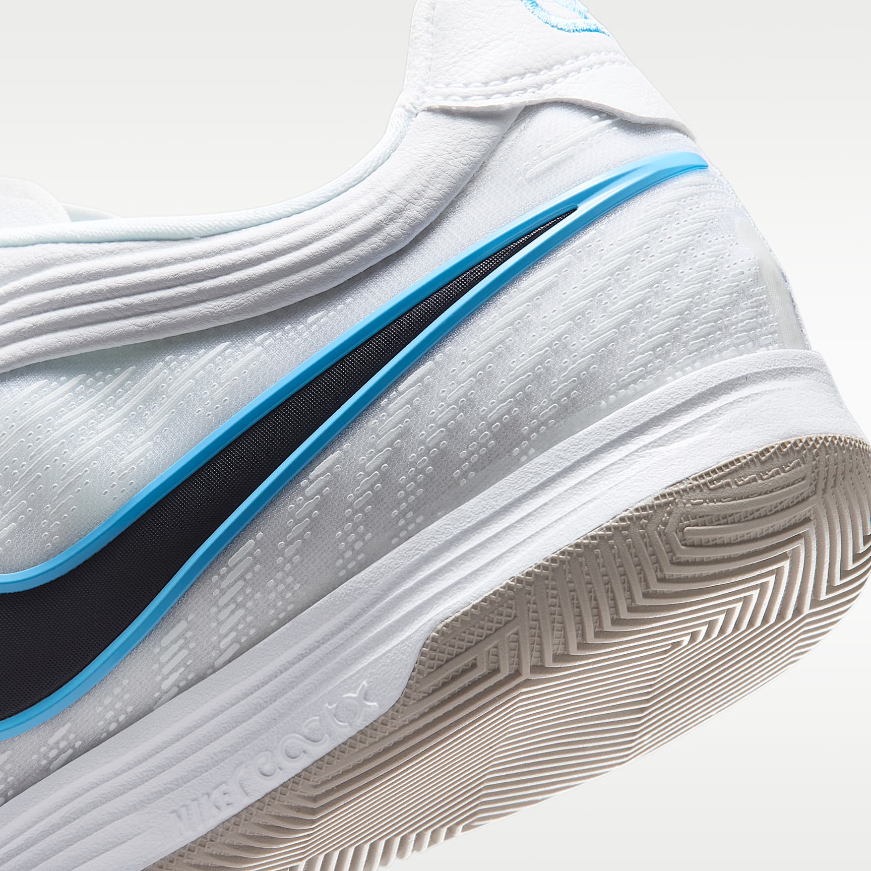 Nike Tiempo Reactgato Low Top Fußballschuh für Hallen- und Hartplätze – Weiß/Shimmer