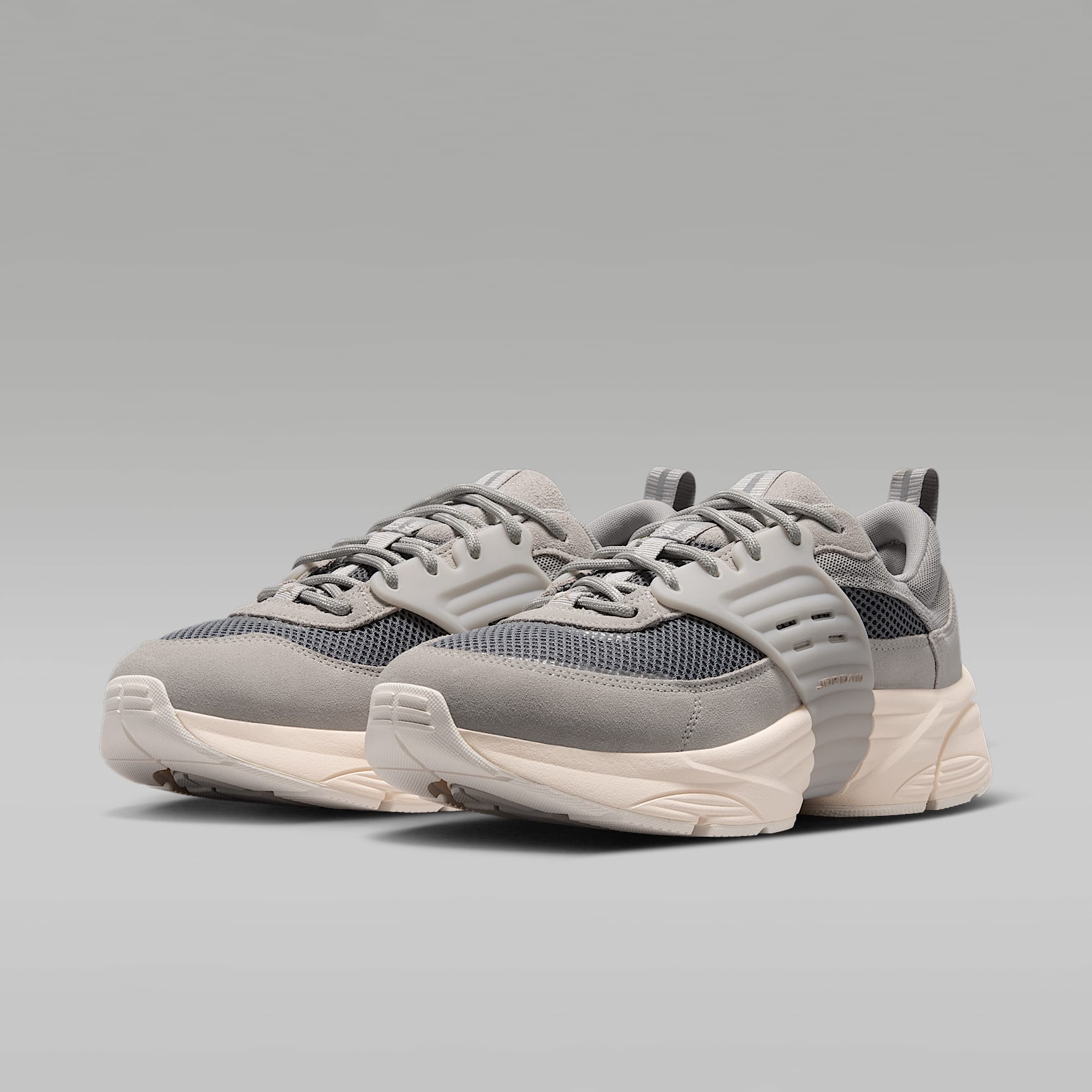Jordan Trunner O/S Schuhe (Herren) – Light Iron Ore/Smoke Grey/Chalk/Legend Medium Brown