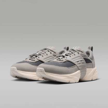 Jordan Trunner O/S Schuhe (Herren) – Light Iron Ore/Smoke Grey/Chalk/Legend Medium Brown